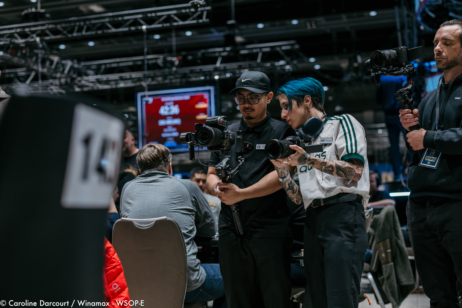 Sous les cam&eacute;ras